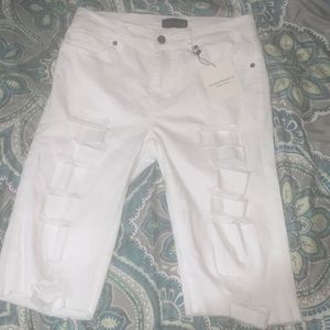The style between us distressed White denim